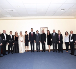 Fotografía de grupo de Sus Majestades los Reyes con el presidente del Príncipado de Asturias, las personalidades asistenten al concierto y los miembro